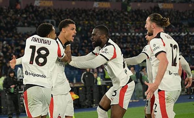 AC Milan l&agrave; đội vượt l&ecirc;n dẫn trước trong trận đấu với AS Roma.