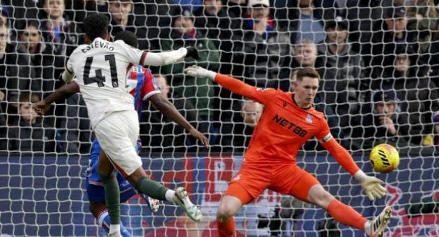 Estevao tỏa s&aacute;ng trước Palace.