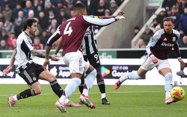 Tonali suýt ghi bàn vào lưới Villa.