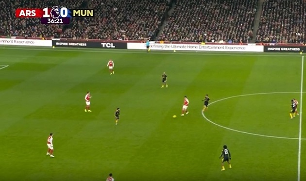 Tuy nhiên bước ngoặt của trận đấu đến ở phút 37, khi Arsenal cố gắng triển khai bóng từ tuyến dưới.

Nhận đường chuyền của William Saliba, thay vì khống chế bóng gọn gàng rồi trả ngược cho David Raya, Martin Zubimendi lại chọn giải pháp mạo hiểm hơn là chuyền một chạm.

Pha chạm bóng lỗi của tiền vệ người Tây Ban Nha vô tình mở ra cơ hội không thể tốt hơn cho Bryan Mbeumo. 

Bryan Mbeumo bình tĩnh lừa bóng qua cả Raya để dứt điểm vào lưới trống. Kể từ sau bàn gỡ này, thế trận đã xoay chuyển theo hướng có lợi cho Quỷ đỏ.

Khi tỷ số đang là 2-3 cho MU, Arsenal cũng có thể ra về với 1 điểm nếu tiền đạo Viktor Gyokeres xử lý tốt hơn trong pha bóng ở phút 90+8.

Gyokeres đã đè mặt hậu vệ Man Utd thành công và có được tình huống đối mặt cực kỳ nguy hiểm.

Đáng tiếc, thay vì một đường chuyền ngang nhẹ nhàng cho đồng đội, anh lại cố gắng dứt điểm ngay và bị thủ môn đối phương cản phá. 

Rõ ràng, HLV Mikel Arteta không thể hài lòng với phong độ của các học trò. Arsenal mất điểm bởi những sai lầm cá nhân.

Trong khi đó, Michael Carrick cho thấy sự mát tay khi thắng cả hai đội bóng đầu bảng là Man City và Arsenal trong những vòng đấu gần đây.