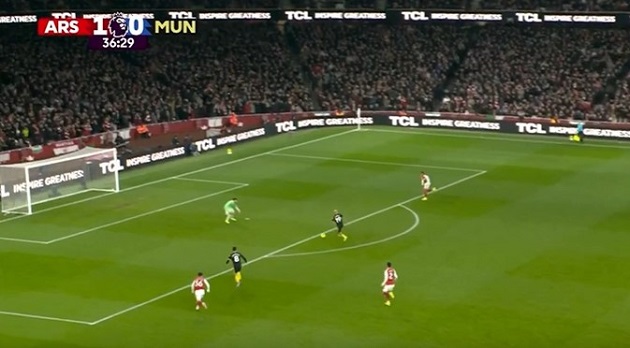 Pha chạm bóng lỗi của tiền vệ người Tây Ban Nha vô tình mở ra cơ hội không thể tốt hơn cho Bryan Mbeumo. 

Bryan Mbeumo bình tĩnh lừa bóng qua cả Raya để dứt điểm vào lưới trống. Kể từ sau bàn gỡ này, thế trận đã xoay chuyển theo hướng có lợi cho Quỷ đỏ.

Khi tỷ số đang là 2-3 cho MU, Arsenal cũng có thể ra về với 1 điểm nếu tiền đạo Viktor Gyokeres xử lý tốt hơn trong pha bóng ở phút 90+8.

Gyokeres đã đè mặt hậu vệ Man Utd thành công và có được tình huống đối mặt cực kỳ nguy hiểm.

Đáng tiếc, thay vì một đường chuyền ngang nhẹ nhàng cho đồng đội, anh lại cố gắng dứt điểm ngay và bị thủ môn đối phương cản phá. 

Rõ ràng, HLV Mikel Arteta không thể hài lòng với phong độ của các học trò. Arsenal mất điểm bởi những sai lầm cá nhân.

Trong khi đó, Michael Carrick cho thấy sự mát tay khi thắng cả hai đội bóng đầu bảng là Man City và Arsenal trong những vòng đấu gần đây.