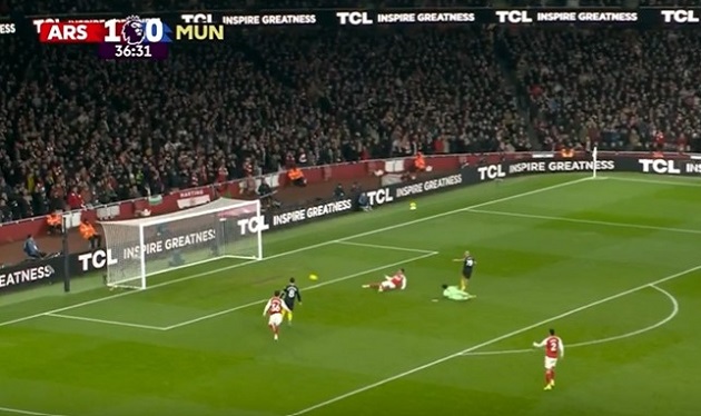 Bryan Mbeumo bình tĩnh lừa bóng qua cả Raya để dứt điểm vào lưới trống. Kể từ sau bàn gỡ này, thế trận đã xoay chuyển theo hướng có lợi cho Quỷ đỏ.

Khi tỷ số đang là 2-3 cho MU, Arsenal cũng có thể ra về với 1 điểm nếu tiền đạo Viktor Gyokeres xử lý tốt hơn trong pha bóng ở phút 90+8.

Gyokeres đã đè mặt hậu vệ Man Utd thành công và có được tình huống đối mặt cực kỳ nguy hiểm.

Đáng tiếc, thay vì một đường chuyền ngang nhẹ nhàng cho đồng đội, anh lại cố gắng dứt điểm ngay và bị thủ môn đối phương cản phá. 

Rõ ràng, HLV Mikel Arteta không thể hài lòng với phong độ của các học trò. Arsenal mất điểm bởi những sai lầm cá nhân.

Trong khi đó, Michael Carrick cho thấy sự mát tay khi thắng cả hai đội bóng đầu bảng là Man City và Arsenal trong những vòng đấu gần đây.