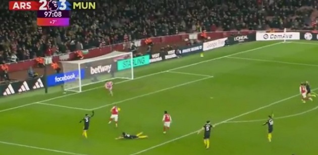 Khi tỷ số đang là 2-3 cho MU, Arsenal cũng có thể ra về với 1 điểm nếu tiền đạo Viktor Gyokeres xử lý tốt hơn trong pha bóng ở phút 90+8.

Gyokeres đã đè mặt hậu vệ Man Utd thành công và có được tình huống đối mặt cực kỳ nguy hiểm.

Đáng tiếc, thay vì một đường chuyền ngang nhẹ nhàng cho đồng đội, anh lại cố gắng dứt điểm ngay và bị thủ môn đối phương cản phá. 

Rõ ràng, HLV Mikel Arteta không thể hài lòng với phong độ của các học trò. Arsenal mất điểm bởi những sai lầm cá nhân.

Trong khi đó, Michael Carrick cho thấy sự mát tay khi thắng cả hai đội bóng đầu bảng là Man City và Arsenal trong những vòng đấu gần đây.