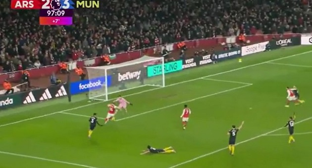 Gyokeres đã đè mặt hậu vệ Man Utd thành công và có được tình huống đối mặt cực kỳ nguy hiểm.

Đáng tiếc, thay vì một đường chuyền ngang nhẹ nhàng cho đồng đội, anh lại cố gắng dứt điểm ngay và bị thủ môn đối phương cản phá. 

Rõ ràng, HLV Mikel Arteta không thể hài lòng với phong độ của các học trò. Arsenal mất điểm bởi những sai lầm cá nhân.

Trong khi đó, Michael Carrick cho thấy sự mát tay khi thắng cả hai đội bóng đầu bảng là Man City và Arsenal trong những vòng đấu gần đây.