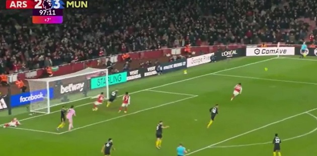 Đáng tiếc, thay vì một đường chuyền ngang nhẹ nhàng cho đồng đội, anh lại cố gắng dứt điểm ngay và bị thủ môn đối phương cản phá. 

Rõ ràng, HLV Mikel Arteta không thể hài lòng với phong độ của các học trò. Arsenal mất điểm bởi những sai lầm cá nhân.

Trong khi đó, Michael Carrick cho thấy sự mát tay khi thắng cả hai đội bóng đầu bảng là Man City và Arsenal trong những vòng đấu gần đây.