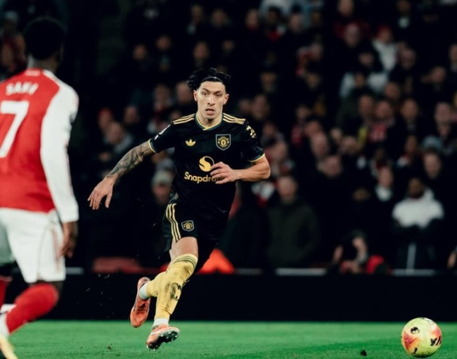 Martinez ở trận đấu với Arsenal.