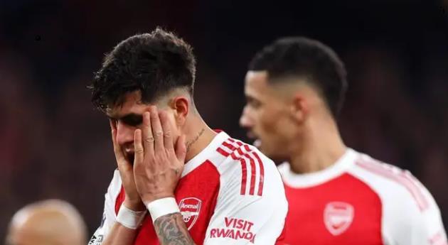 Ảnh bài viết Kẻ thù lớn nhất ngáng đường Arsenal vô địch là chính họ