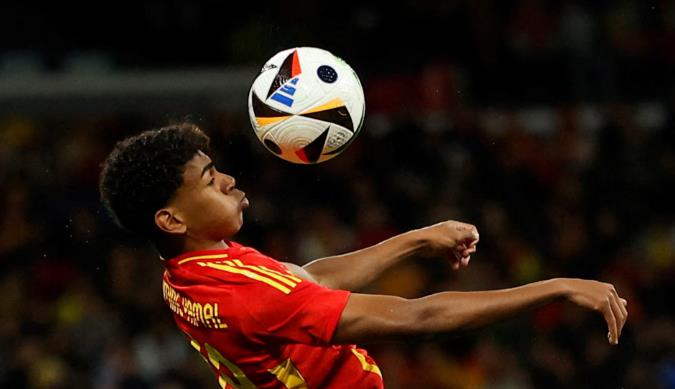 Lamine Yamal (T&acirc;y Ban Nha) l&agrave; cầu thủ trẻ nhất ra s&acirc;n v&agrave; v&ocirc; địch EURO.