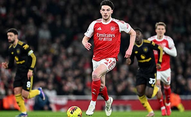 Declan Rice cần th&ecirc;m sự hỗ trợ từ đồng đội.