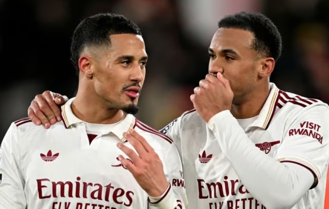 Saliba v&agrave; Gabriel trong m&agrave;u &aacute;o Arsenal.