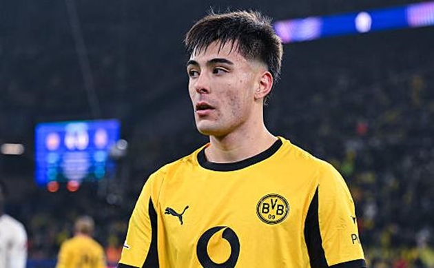 Aaron Anselmino bất ngờ bị Chelsea gọi về từ Borussia Dortmund.
