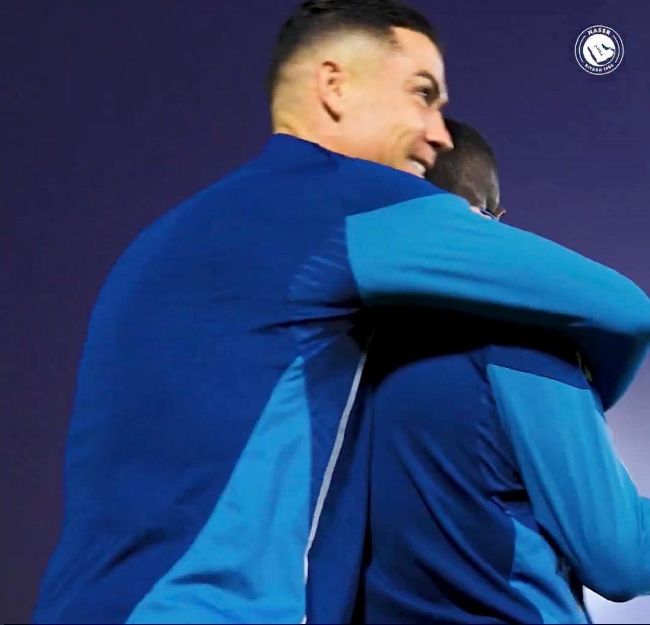 Cristiano Ronaldo ch&agrave;o đ&oacute;n nh&agrave; v&ocirc; địch Sadio Mane bằng một c&aacute;i &ocirc;m ấm &aacute;p.