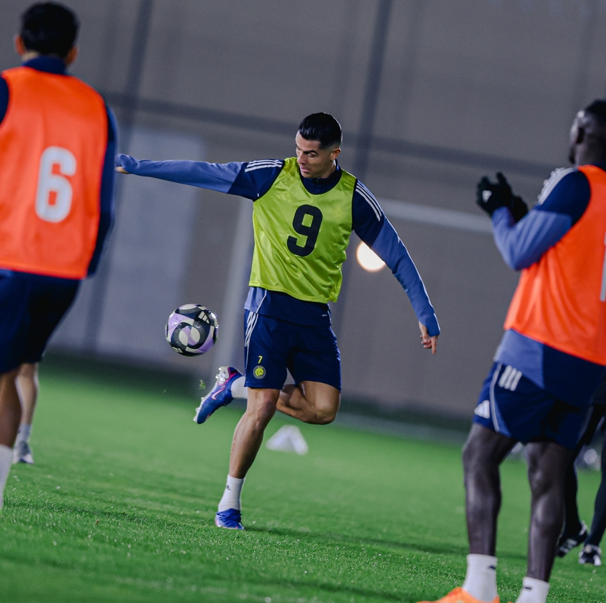 Cristiano Ronaldo biểu diễn kỹ thuật trong buổi tập một ng&agrave;y trước trận đấu với Al-Taawoun.