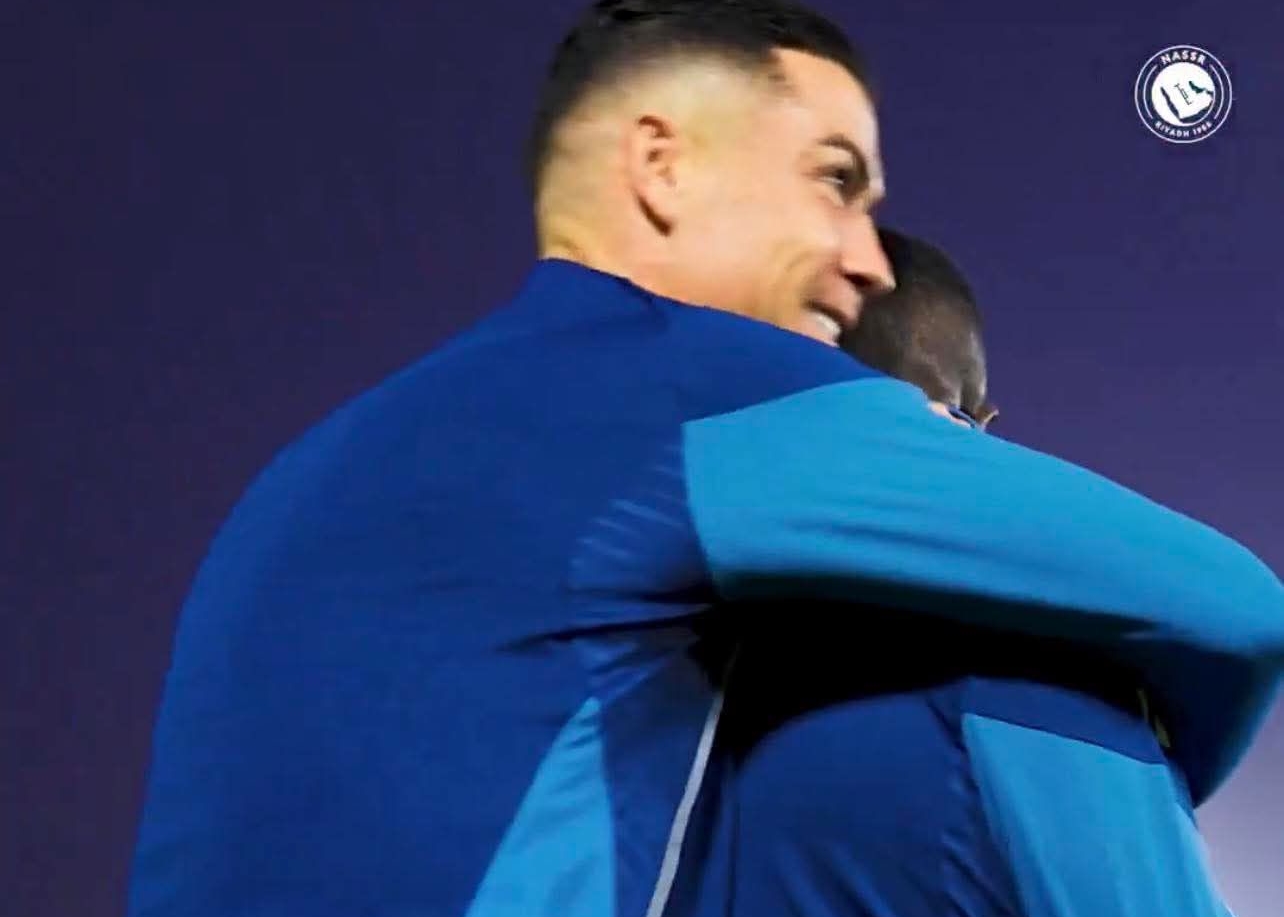 Ảnh bài viết Ronaldo ôm Mane, biểu diễn kỹ thuật đỉnh trước trận Al Taawoun