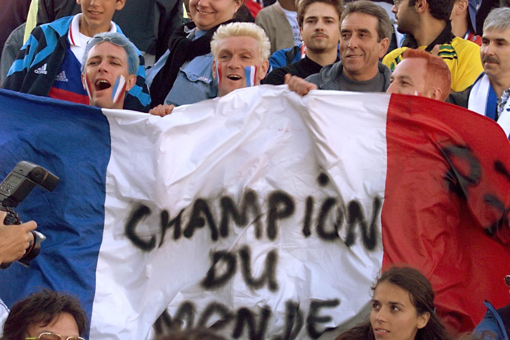 Người h&acirc;m mộ Ph&aacute;p ng&agrave;y c&agrave;ng y&ecirc;u mến đội tuyển của m&igrave;nh khi họ tiến s&acirc;u hơn v&agrave;o giải đấu.