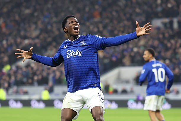 Thierno Bary gi&uacute;p Everton giữ lại 1 điểm trước Leeds United.