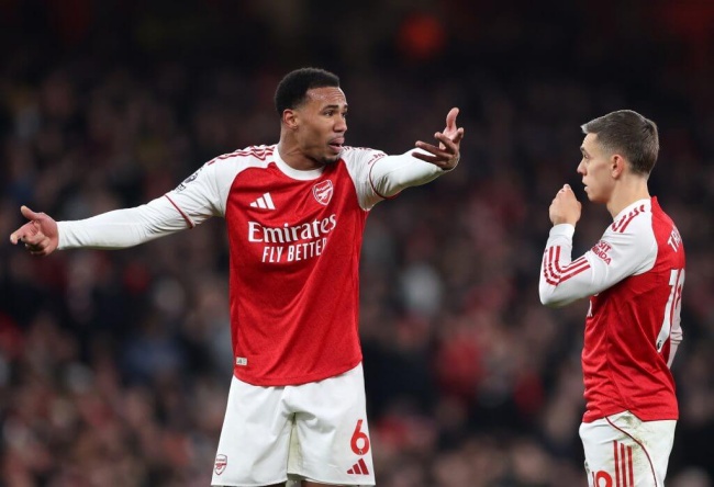 Arsenal thua MU 2-3.