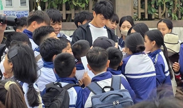 Ảnh bài viết Cao Văn Bình được vây kín ngày trở về Nghệ An