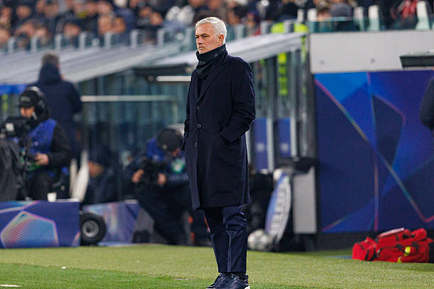 Mourinho buộc phải hướng đến mục tiêu 3 điểm dù rất khó khăn.