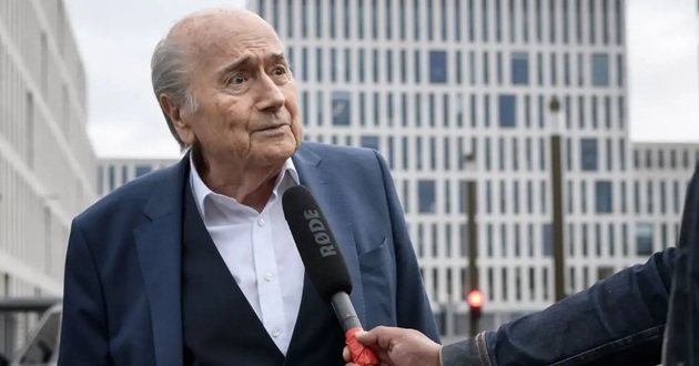Blatter đ&atilde; đặt c&acirc;u hỏi về nước chủ nh&agrave; World Cup.
