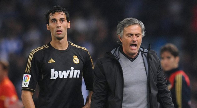Arbeloa sắp chạm tr&aacute;n người thầy cũ.