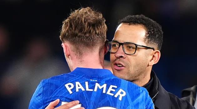 Ảnh bài viết HLV Liam Rosenior mỉa mai tin đồn Cole Palmer sang Man Utd