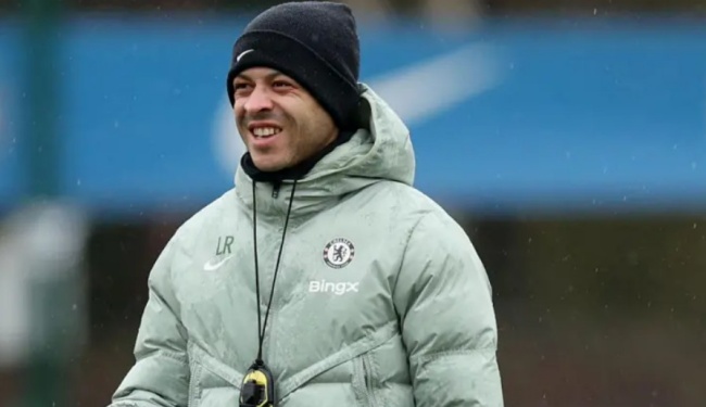 HLV Liam Rosenior đối mặt &aacute;p lực lớn.