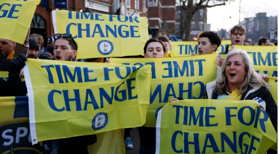 Fan Tottenham đang tạo ra l&agrave;n s&oacute;ng phản đối CLB.