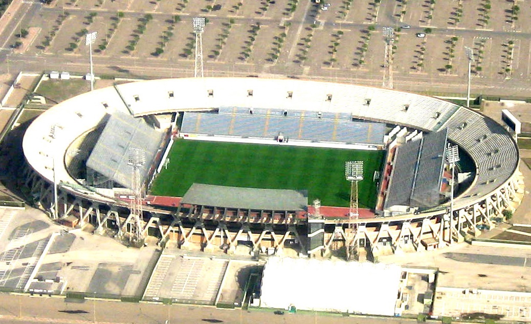 Cagliari đ&atilde; thi đấu tại s&acirc;n vận động Sant'Elia từ năm 1970 đến năm 2017.