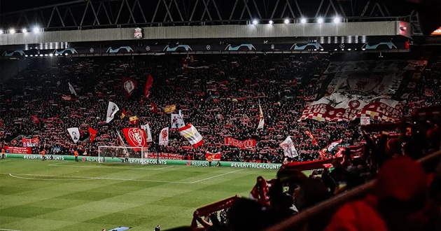 S&acirc;n Anfield đ&atilde; nhiều lần đ&oacute;n c&aacute;c vị kh&aacute;ch từ xa đến.