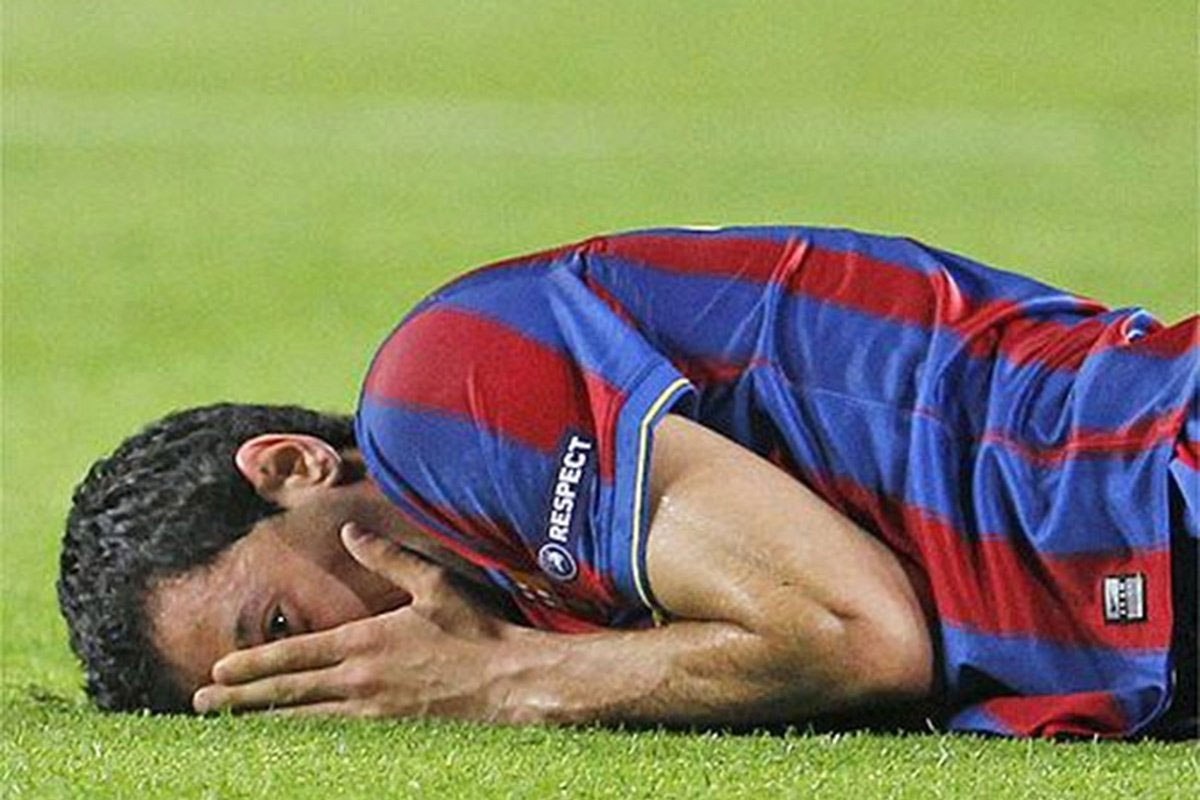 Khoảnh khắc Busquets h&eacute; mắt.