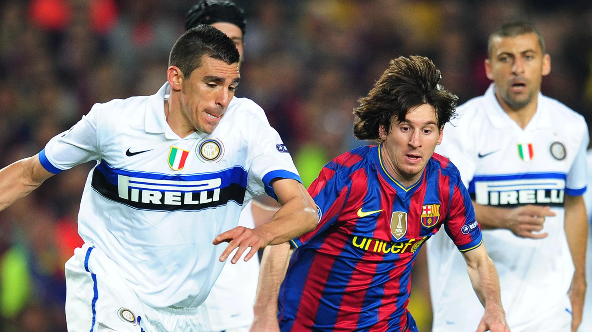 Inter mười người v&agrave; bản h&ugrave;ng ca Camp Nou.