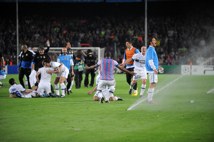 Khi b&oacute;ng đ&aacute; đẹp khuất phục trước l&ograve;ng quả cảm.