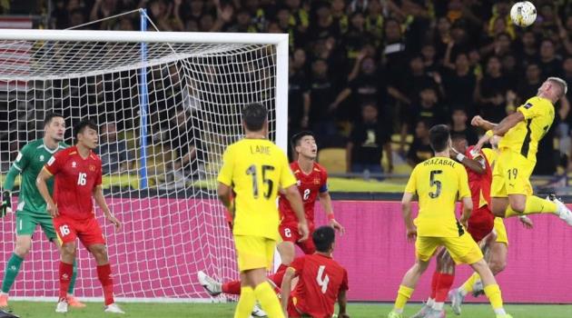 Qu&aacute; kh&oacute; để ĐTQG Việt Nam lội ngược d&ograve;ng trước Malaysia.