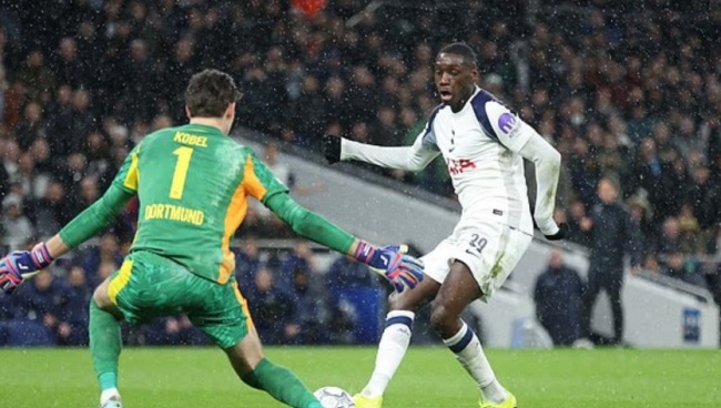 Randal Kolo Muani c&oacute; thể rời Tottenham.