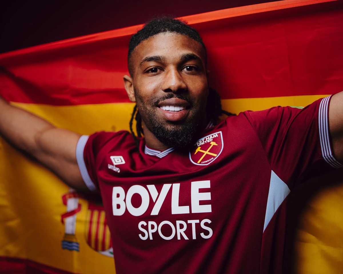 Adama Traore ch&iacute;nh thức gia nhập West Ham United.