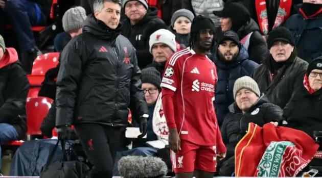  Jeremie Frimpong rời s&acirc;n sau 4 ph&uacute;t thi đấu.