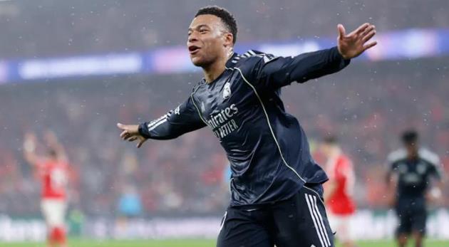 Mbappe x&ocirc; đổ kỷ lục của Ronaldo.