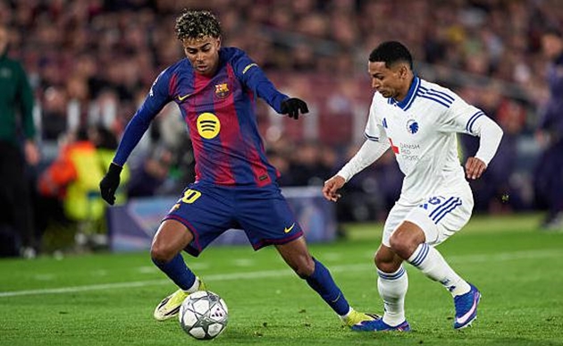 Lamine Yamal tỏa s&aacute;ng trong m&agrave;u &aacute;o Barcelona.