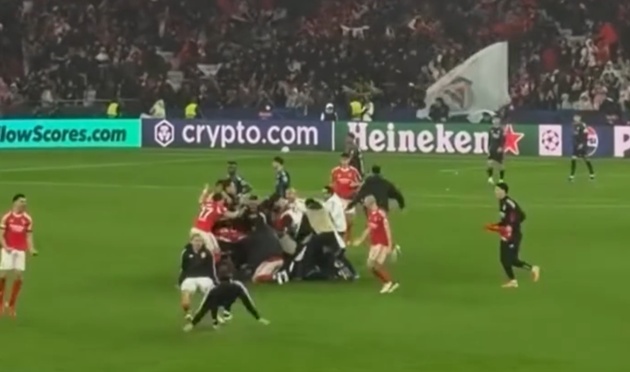 Sự h&acirc;n hoan lan tỏa đến c&aacute;c th&agrave;nh vi&ecirc;n c&ograve;n lại của Benfica. Chiến thắng 4-2 l&agrave; vừa đủ để Benfica hất văng Marseille lọt v&agrave;o top 24 Champions League.