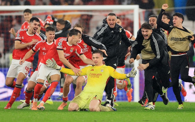 Người h&ugrave;ng của Benfica bất ngờ lại l&agrave; thủ th&agrave;nh Trubin. CLB Bồ Đ&agrave;o Nha vượt ải hẹp để đ&aacute; play-off Champions League theo c&aacute;ch kịch t&iacute;nh nhất.
