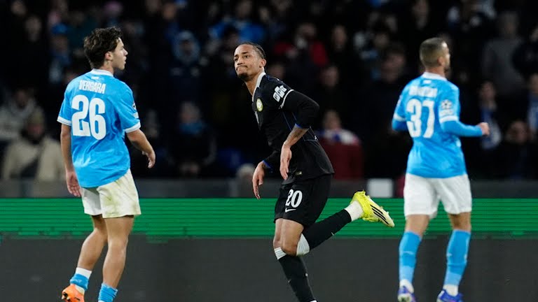 B&agrave;n thắng n&agrave;y kh&ocirc;ng chỉ đưa The Blues v&agrave;o thẳng v&ograve;ng 16 đội m&agrave; c&ograve;n trực tiếp hất văng Napoli khỏi giải đấu.