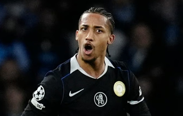 H&igrave;nh ảnh ghi lại sau pha lập c&ocirc;ng ấy đ&atilde; lột tả trọn vẹn sự tương phản của b&oacute;ng đ&aacute;.