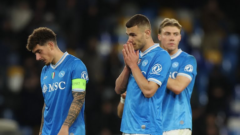 C&aacute;c cầu thủ Napoli dường như kh&ocirc;ng thể tin rằng chuỗi 25 trận bất bại s&acirc;n nh&agrave; của Napoli lại kết th&uacute;c theo c&aacute;ch đau đớn đến vậy.
