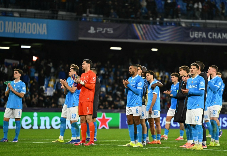 Napoli bị loại khi chỉ k&eacute;m nh&oacute;m đi tiếp đ&uacute;ng 1 điểm, để lại sự tiếc nuối bao tr&ugrave;m l&ecirc;n th&aacute;nh địa Diego Armando Maradona.