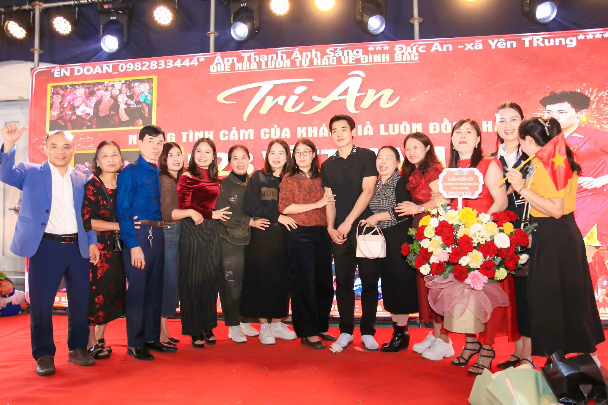 Bữa tiệc qu&ecirc; nh&agrave; của Đ&igrave;nh Bắc (Ảnh: Nghệ An News).