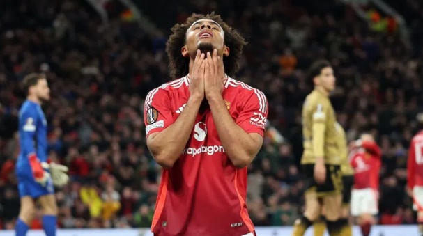 Zirkzee đứng trước những đồn đo&aacute;n về tương lai.