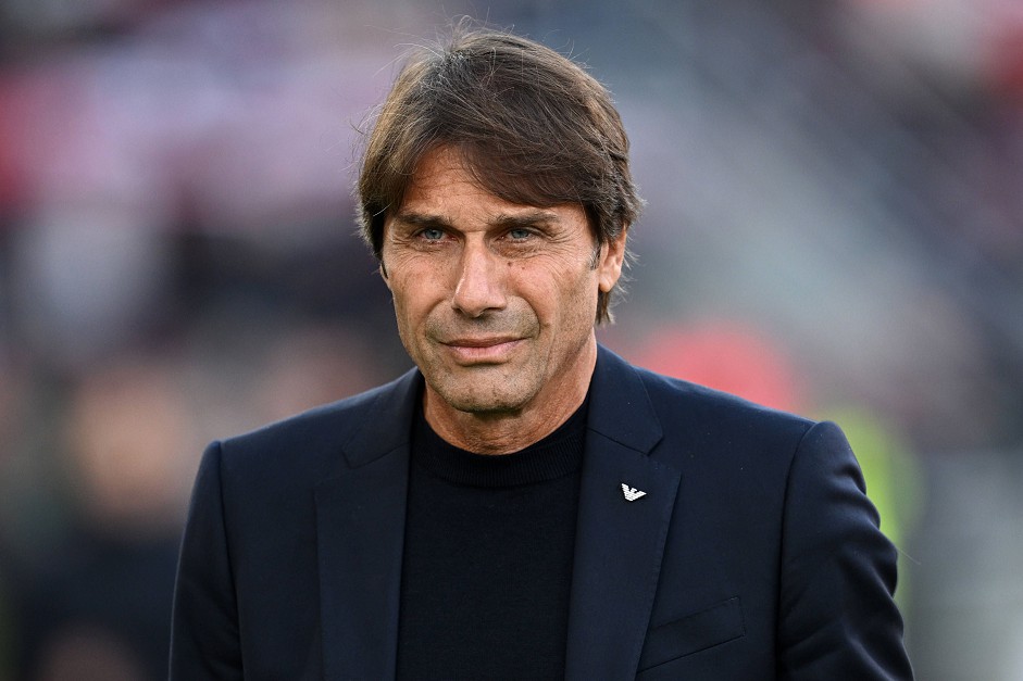 Conte im lặng giữa cơn b&atilde;o ng&ocirc;n từ.
