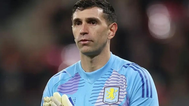 Emiliano Martinez lọt v&agrave;o tầm ngắm Manchester United từ l&acirc;u.