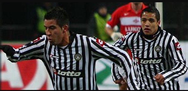 Mauricio Isla (tr&aacute;i) v&agrave; Alexis S&aacute;nchez (phải) thi đấu cho Udinese tại UEFA Cup.